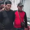 Terduga pelaku pemalakan dan perusakan spion mobil, Royan Sulaeman alias Gayung, saat diamankan polisi di Keca