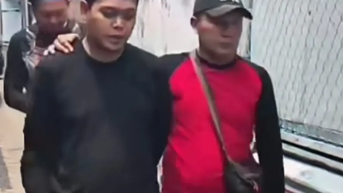 Pelaku Pemalakan dan Perusakan Mobil di Cihampelas Dibekuk Polisi Terduga pelaku pemalakan dan perusakan spion mobil, Royan Sulaeman alias Gayung, saat diamankan polisi di Keca