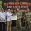 amar Dagang dan Industri (Kadin) Jawa Barat di bawah komando Ketua Umum Almer Faiq Rusydi menyerahkan 2.000 pa