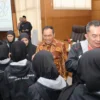 Wali Kota Cimahi, Ngatiyana saat Melepas Kontingen Porsadin VIII di Aula Gedung A Pemkot Cimahi (Mong)