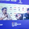 Pelatih Tim Nasional Malaysia Tan Cheng Hoe (kiri) bersama pemain tim nasional Malaysia Paulo Josue (kanan) me