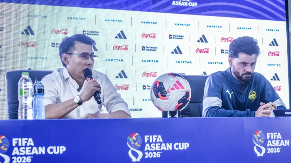 Malaysia Menang 6-0 atas Singapura, Tan Cheng Hoe Kecewa Gagal ke Final Pelatih Tim Nasional Malaysia Tan Cheng Hoe (kiri) bersama pemain tim nasional Malaysia Paulo Josue (kanan) me