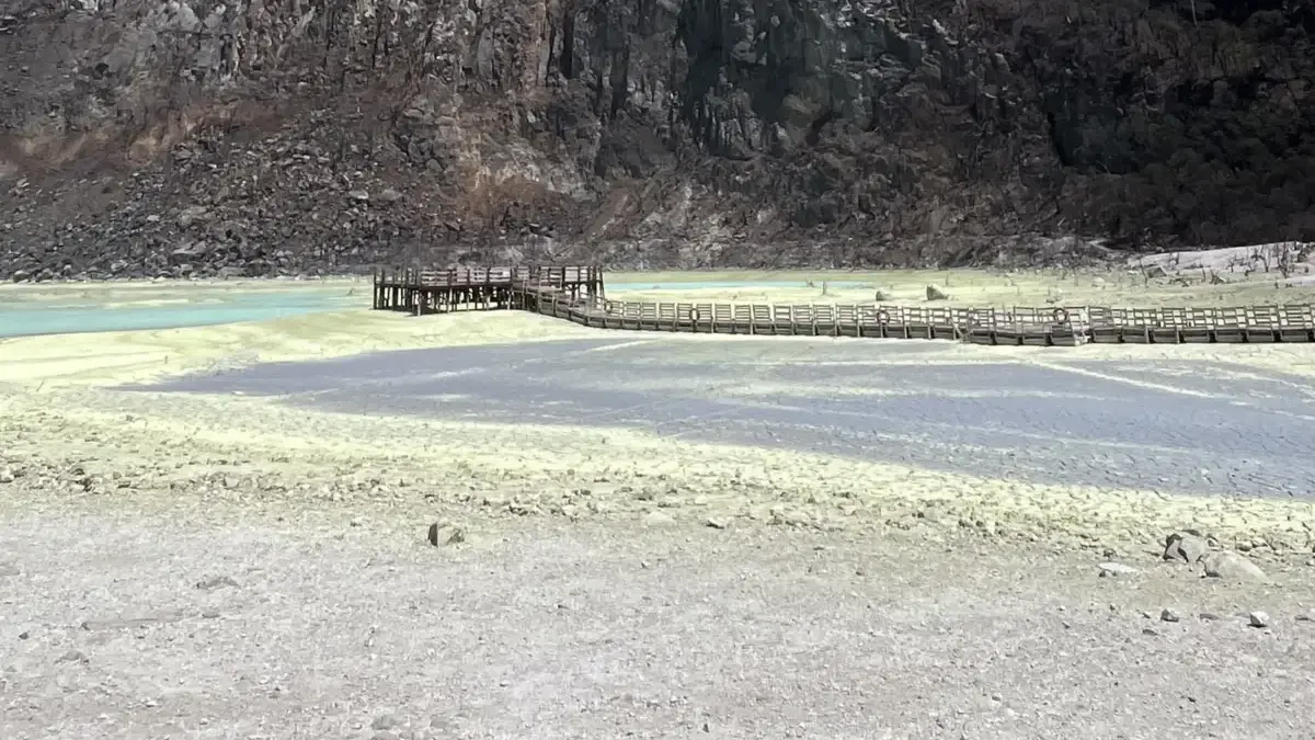 Viral Danau Kawah Putih Ciwidey Mengering, Pengelola Sebut Air Surut 40 Persen Viral Danau Kawah Putih Ciwidey Mengering, Pengelola Sebut Air Surut 40 Persen