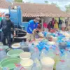 Kemarau Panjang Cekik Warga Pesisir Tasikmalaya, 12.000 Liter Air Bersih Disalurkan Tasikmalaya - Kemarau pan