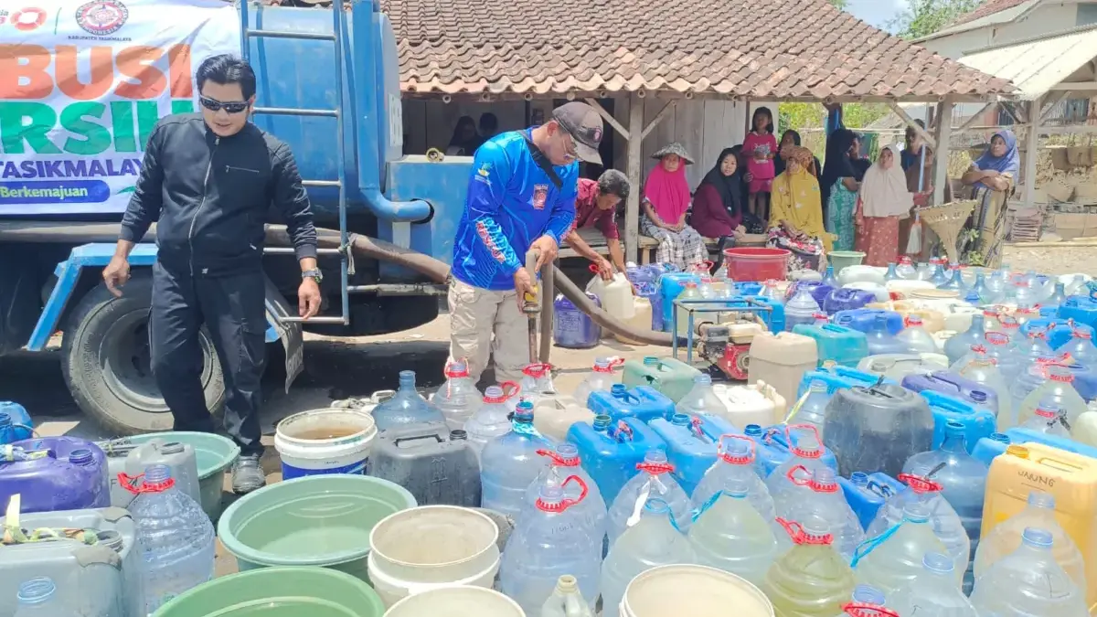 Kemarau Panjang Cekik Warga Pesisir Tasikmalaya, 12.000 Liter Air Bersih Disalurkan Kemarau Panjang Cekik Warga Pesisir Tasikmalaya, 12.000 Liter Air Bersih Disalurkan Tasikmalaya - Kemarau pan