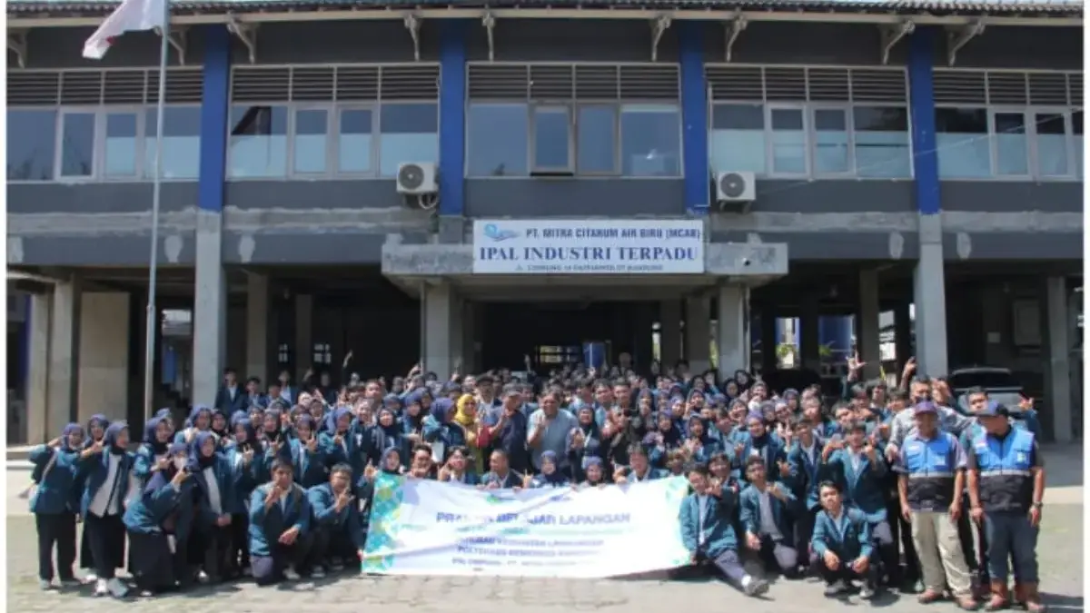 mahasiswa Poltekkes Kemenkes Bandung melakukan kunjungan ke Instalasi Pengolahan Air Limbah (IPAL) Cisirung di