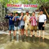 DADAN RAMDAN/PASUNDAN EKSPRES NAIK PERAHU: Sejumlah wisatawan menumpang perahu nelayan menuju Pulau Burung