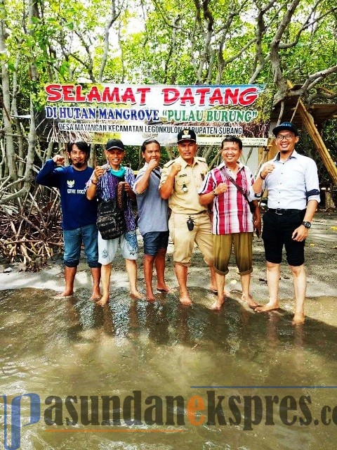 DADAN RAMDAN/PASUNDAN EKSPRES NAIK PERAHU: Sejumlah wisatawan menumpang perahu nelayan menuju Pulau Burung