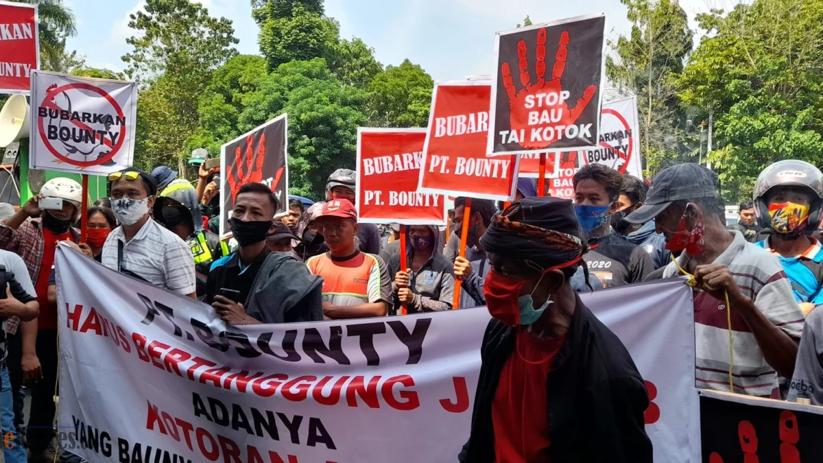 Lingkungan Bau Kotoran Ayam, Warga Geruduk Kantor Pemda