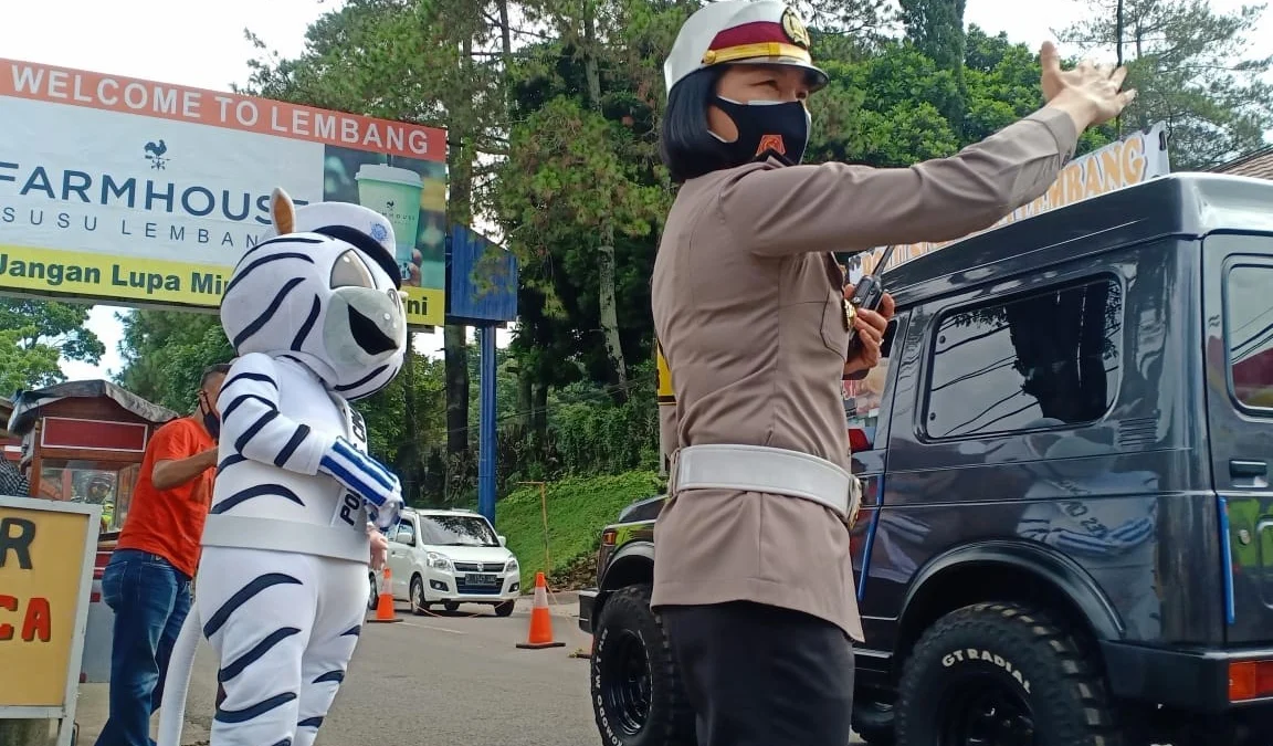 Sosialisasikan Protokol Kesehatan, Satlantas Polres Cimahi Atur Lalu Lintas Hingga Bagikan Masker