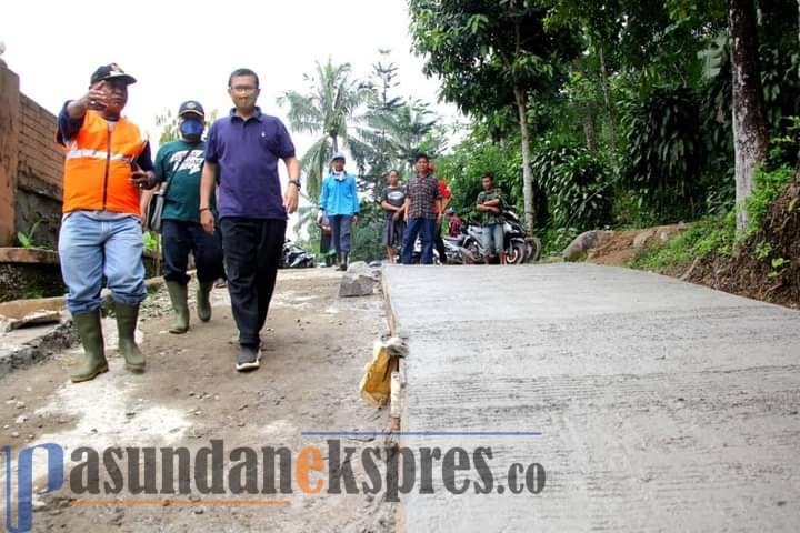 Warga Serangpanjang Gotong Rotong Bangun Jalan Rigid Beton Warga Serangpanjang Gotong Rotong Bangun Jalan Rigid Beton