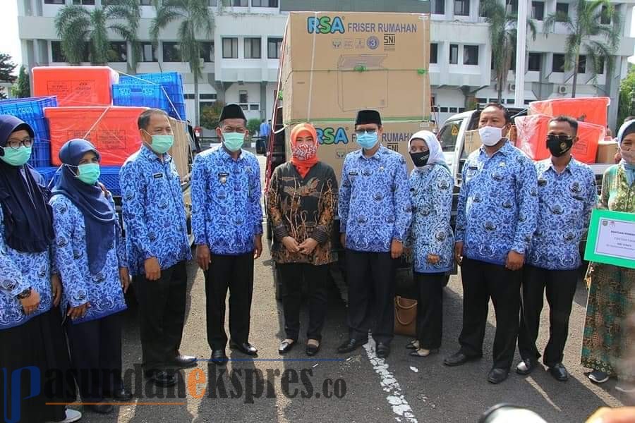 Menteri KKP Ditangkap, Nelayan: Bantuan Harus Terealisasi YOGI MIFTAHUL FAHMI/PASUNDAN EKSPRES TERIMA BANTUAN: Perwakilan Kelompok Nelayan sekaligus Admin KUD Mina Misaya Guna Budi Gunarto saat menerima bantuan freezer rumahan yang diserahkan langsung oleh Bupati Subang H Ruhimat.