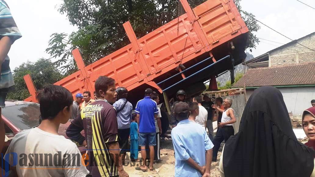 Truk Tronton Hilang Kendali, Tabrak Mobil dan Warung