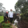 Tanggul Irigasi Jebol, Bupati Gotong Royong Pasang Brojong