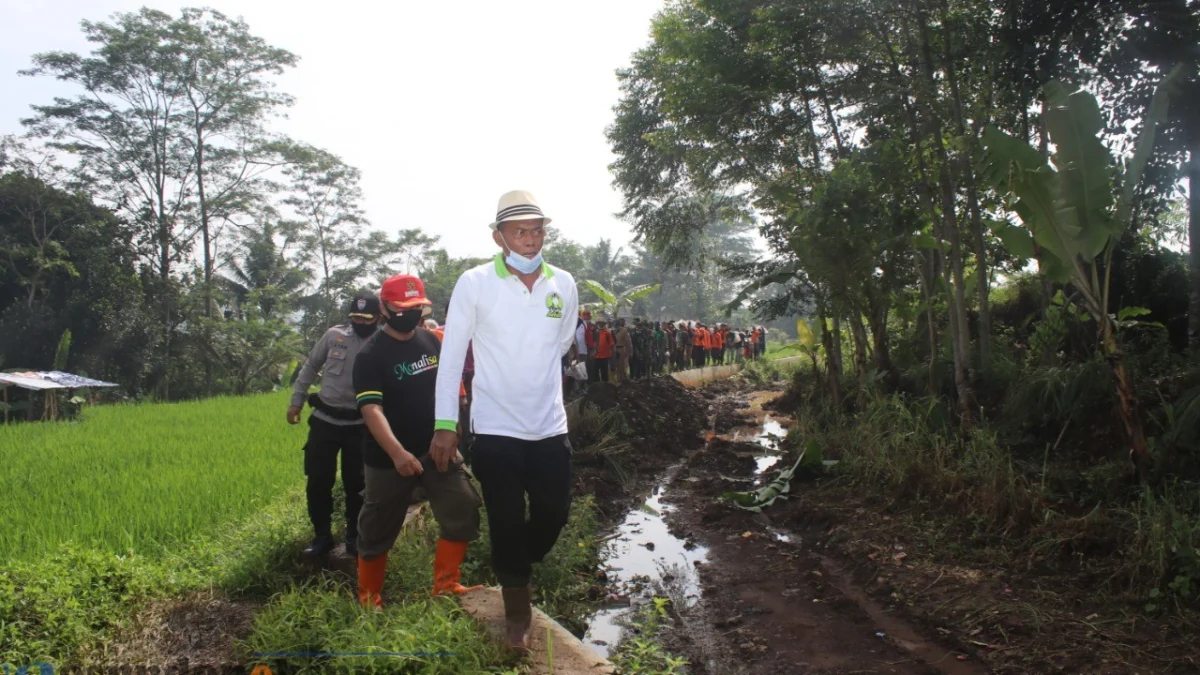 Tanggul Irigasi Jebol, Bupati Gotong Royong Pasang Brojong Tanggul Irigasi Jebol, Bupati Gotong Royong Pasang Brojong