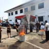 Kejari Bakar Kartu NISN Barang Bukti Kasus Korupsi