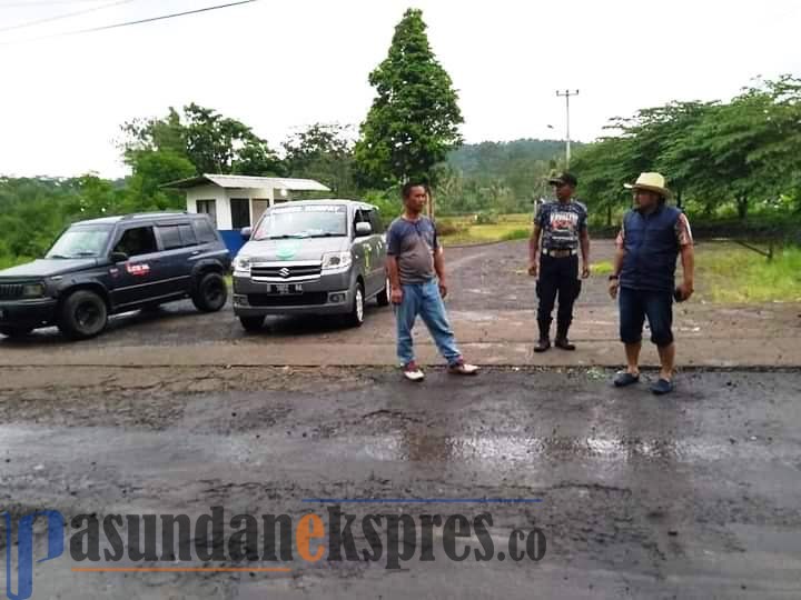 Jalan Rusak di Kumpay Diperbaiki Secara Gotong Royong Jalan Rusak di Kumpay Diperbaiki Secara Gotong Royong