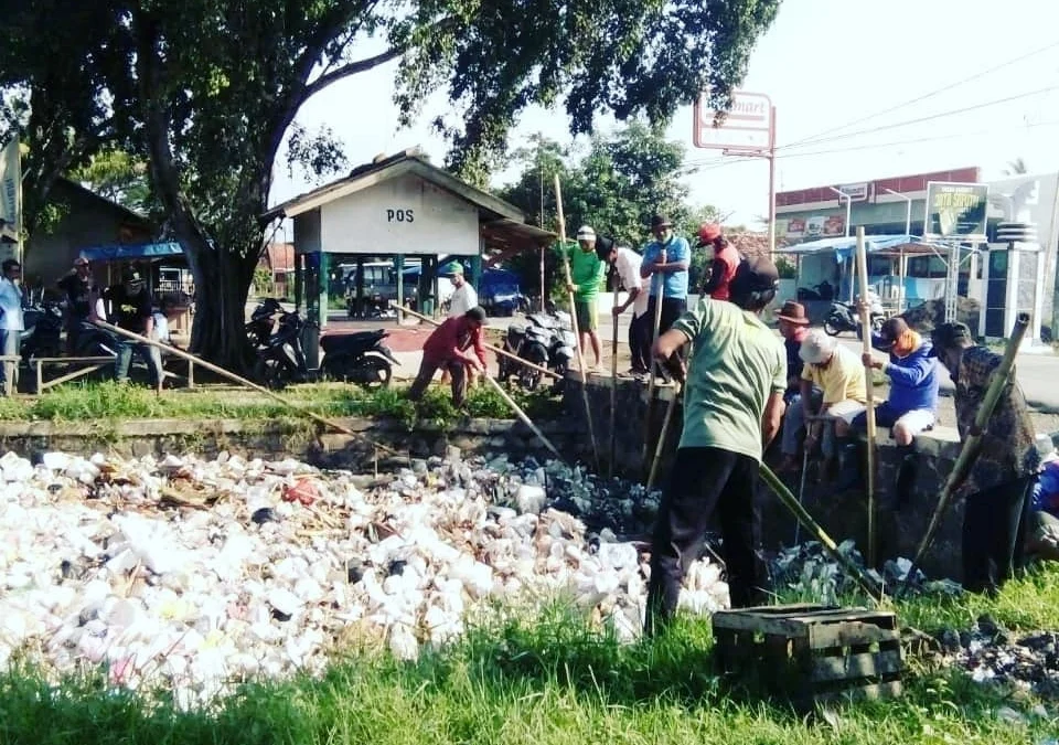 Warga Desa Bojongjaya Gotong Royong Bersihkan Saluran Sekunder Warga Desa Bojongjaya Gotong Royong Bersihkan Saluran Sekunder