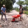 Bertahun-tahun Tak Diperbaki, Warga Swadaya Tambal Jalan Pemda