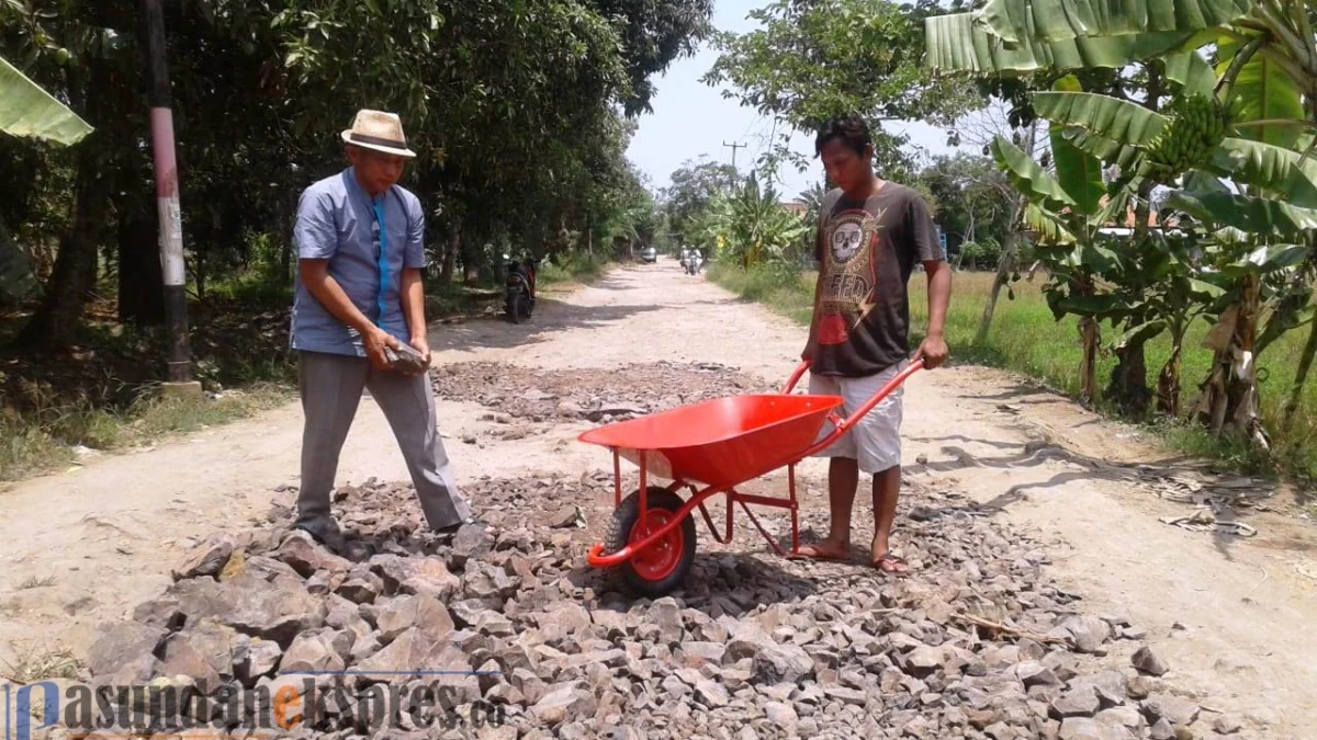 Bertahun-tahun Tak Diperbaki, Warga Swadaya Tambal Jalan Pemda Bertahun-tahun Tak Diperbaki, Warga Swadaya Tambal Jalan Pemda