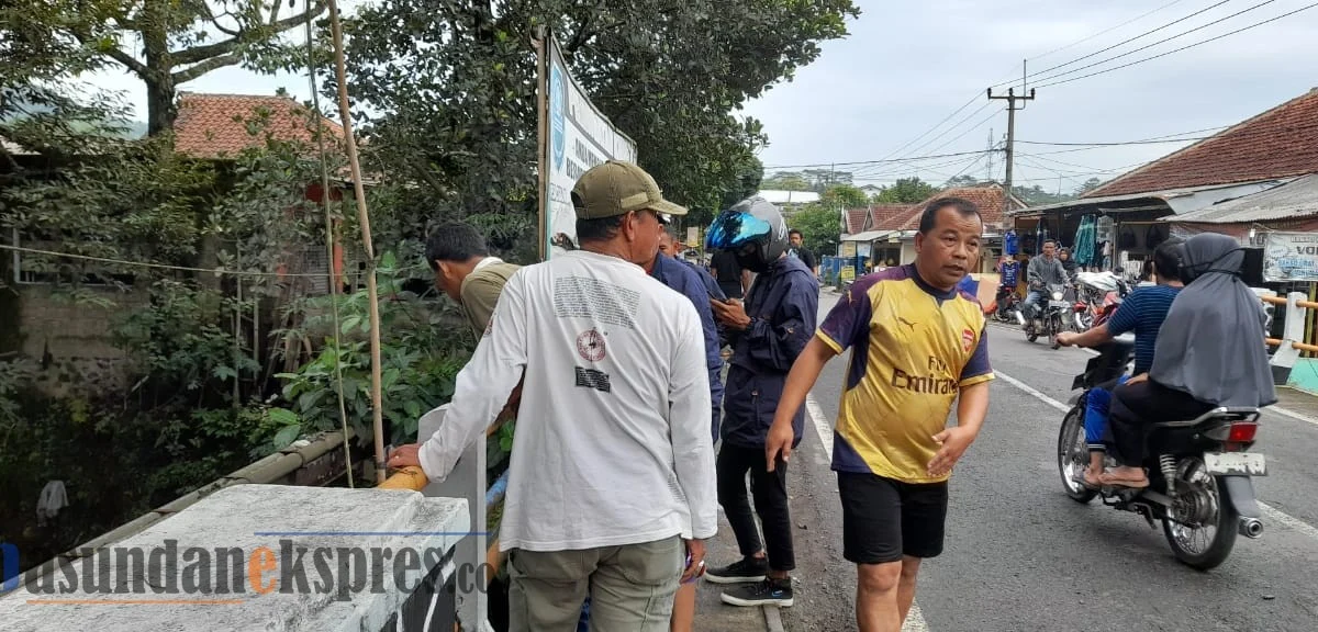 Ngeri, Pengendara Sepeda Motor Terjun Ke Sungai Cikaruncang Ngeri, Pengendara Sepeda Motor Terjun Ke Sungai Cikaruncang