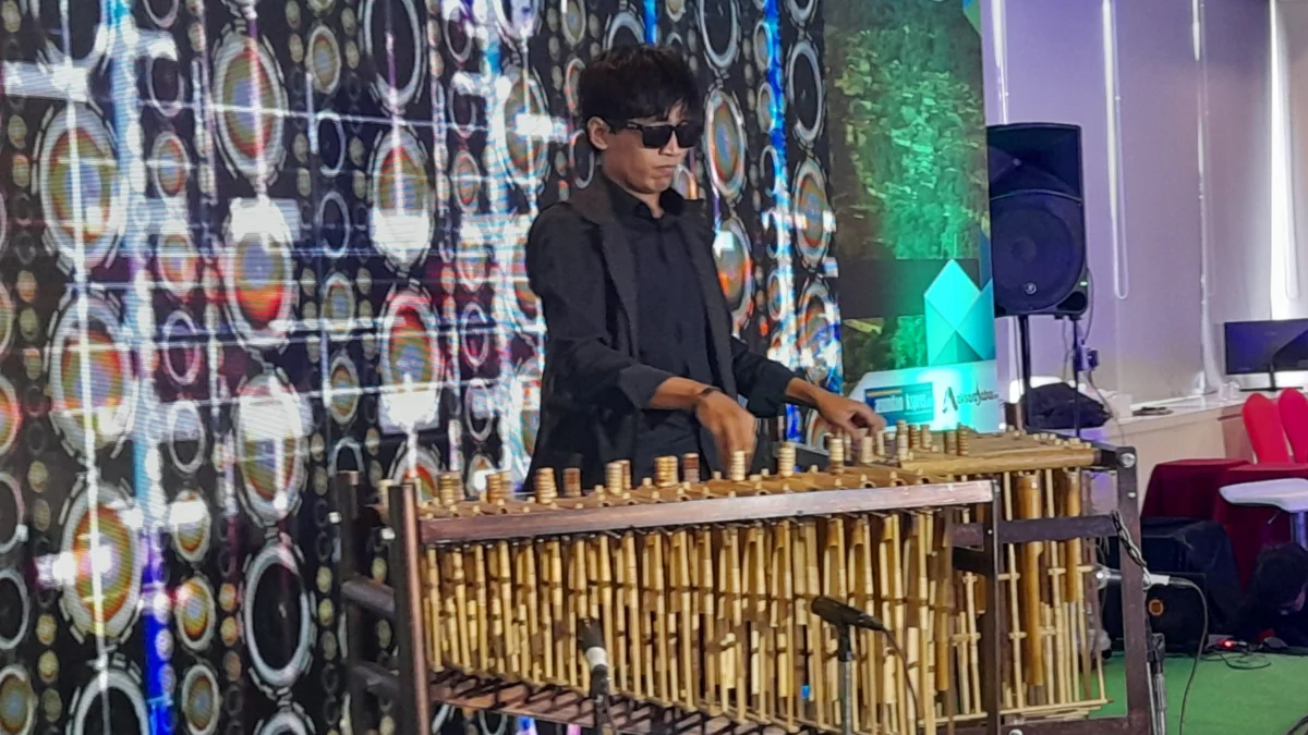 Teguh Kembangkan Angklung Toel di Subang Teguh Kembangkan Angklung Toel di Subang