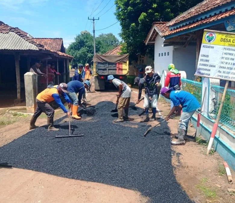 Di Tengah Pandemi, Pemdes Ciruluk Hotmix Jalan Desa