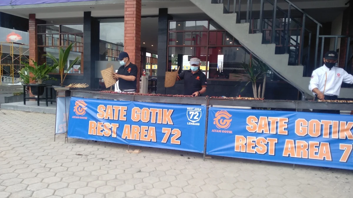 Makan Gratis, Sate Gotik Dibagikan Secara Gratis Hingga 25 Desember Makan Gratis, Sate Gotik Dibagikan Secara Gratis Hingga 25 Desember