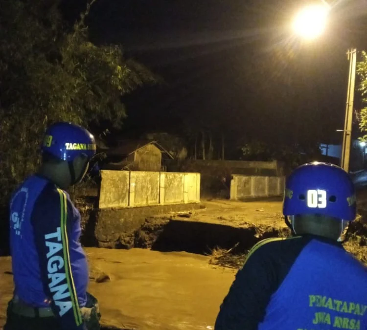 Sungai Cikaramas Meluap, Jembatan penghubung Sumedang- Subang Ambrol