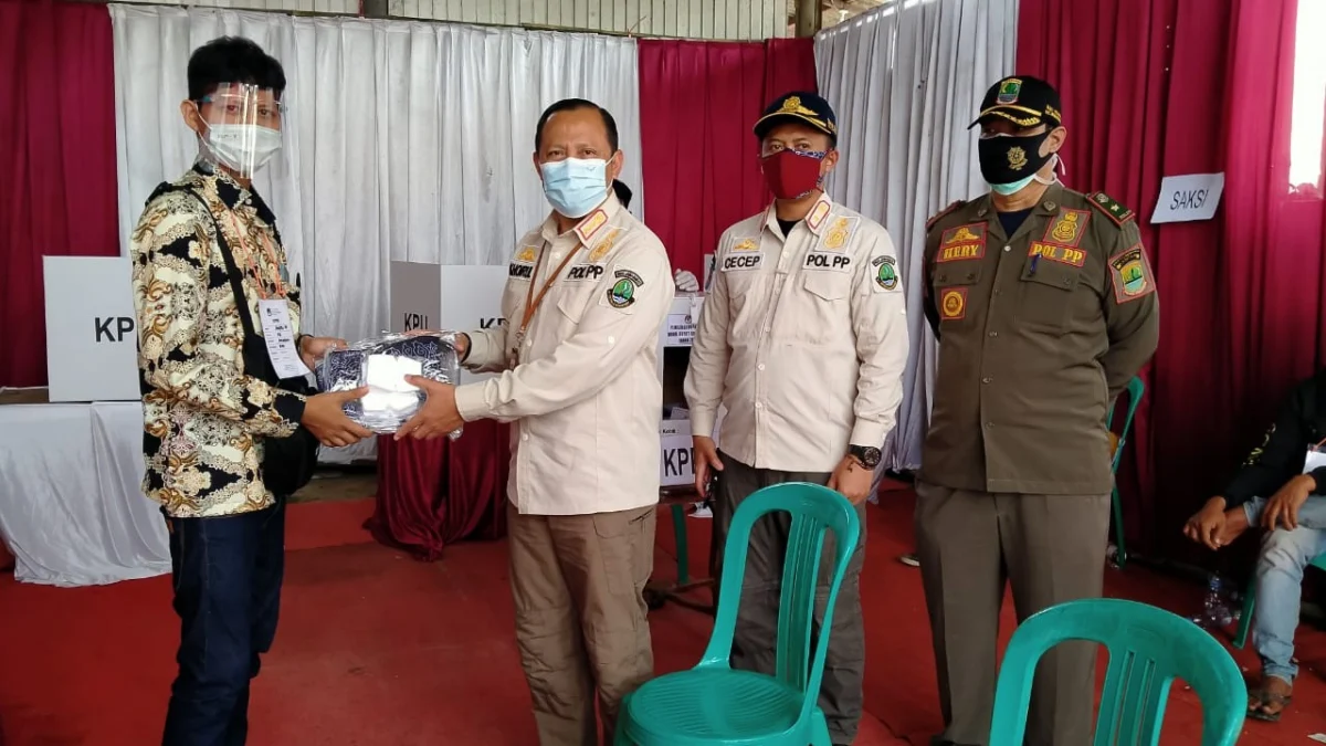 Cegah Penularan Covid-19, Tim Satpol PP Jabar Pantau Penerapan 3M di Pilkada Karawang