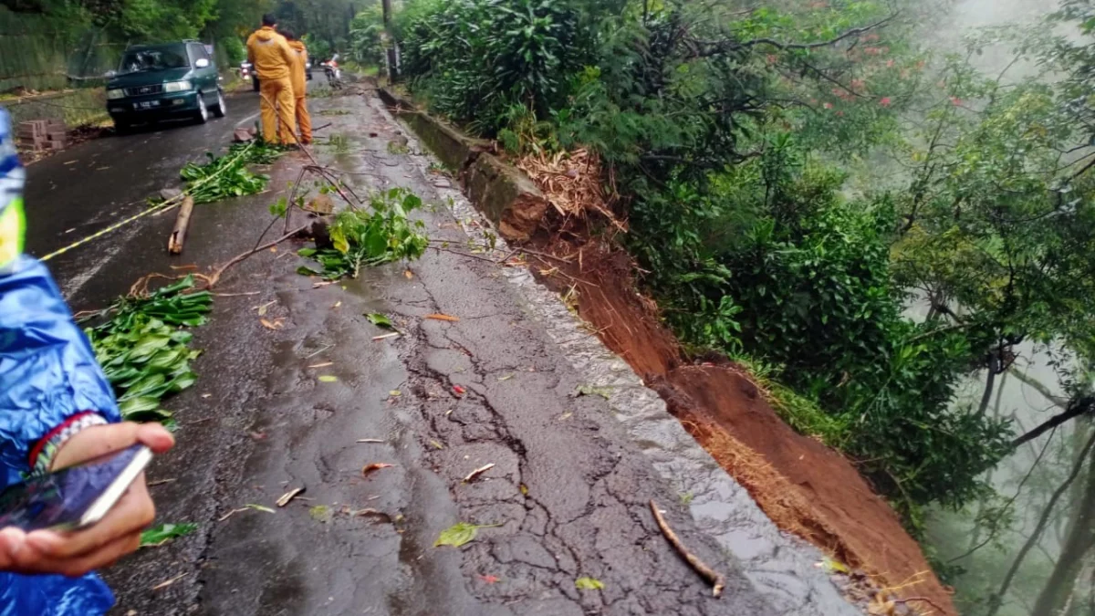 Longsor, Jalan Kolonel Masturi Terancam Putus