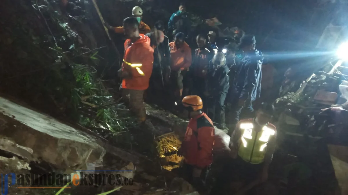 Empat Orang Tertimbun Longsor di Lembang, BPBD masih Lakukan Pencarian Empat Orang Tertimbun Longsor di Lembang, BPBD masih Lakukan Pencarian