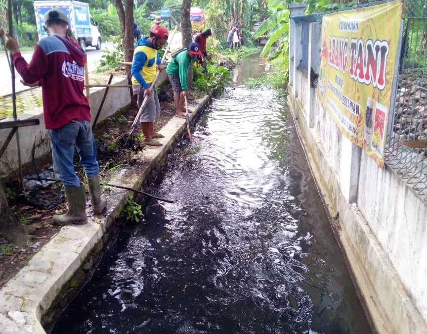 Padat Karya Desa Bojongtengah Bersihkan Saluran Pembuangan Air Limbah Padat Karya Desa Bojongtengah Bersihkan Saluran Pembuangan Air Limbah
