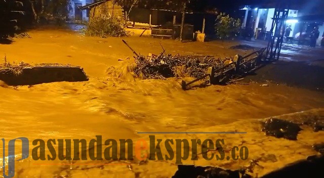 Hujan Sejak Sore, Luapan Sungai di Cisalak dan Tanjungsiang Mulai Merendam Rumah Hujan Sejak Sore, Luapan Sungai di Cisalak dan Tanjungsiang Mulai Merendam Rumah