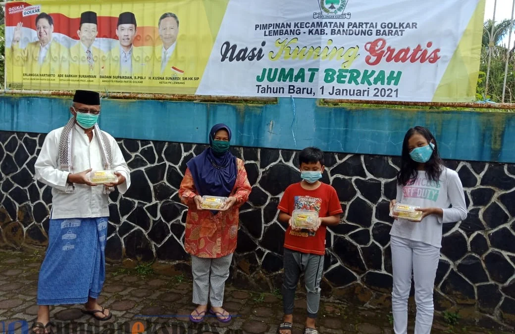 Sosialisasikan Prokes dengan Berbagi Ratusan Box Nasi Kuning