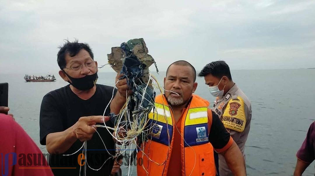 Ditemukan Serpihan Diduga Bagian Pesawat, Bupati Kepulauan Seribu: Ada Pesawat Jatuh dan Meledak Ditemukan Serpihan Diduga Bagian Pesawat, Bupati Kepulauan Seribu: Ada Pesawat Jatuh dan Meledak