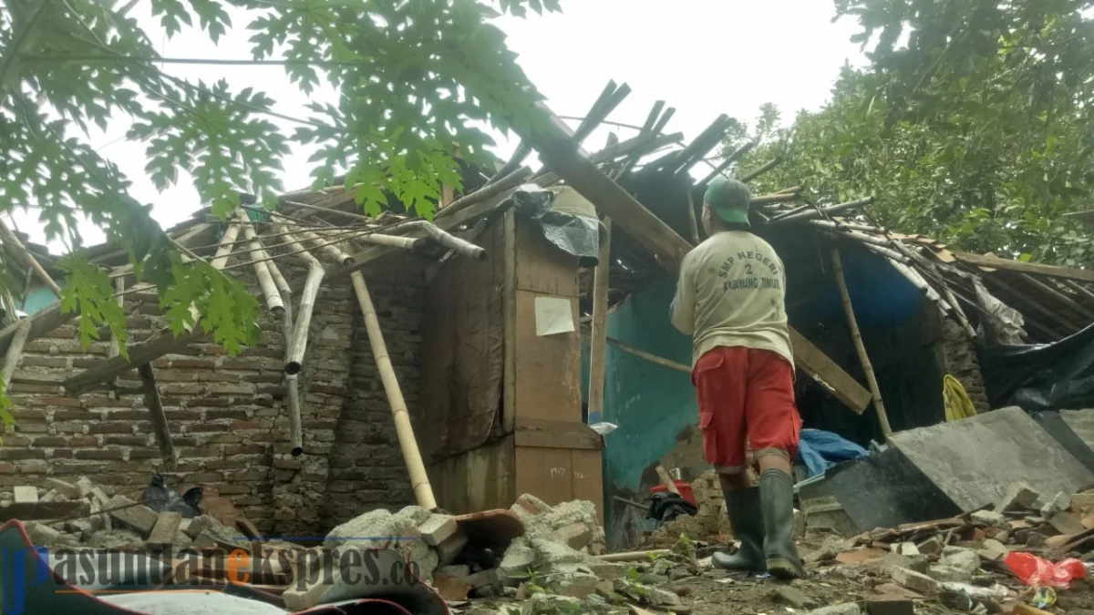 Rumah Lapuk yang Ditempati oleh Empat Orang Yatim Piatu Di Karawang Roboh Rumah Lapuk yang Ditempati oleh Empat Orang Yatim Piatu Di Karawang Roboh