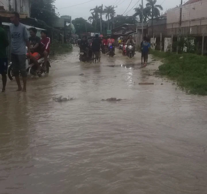 Jalan Pamanukan-Pondok Bali Mulai Tergenang Air Jalan Pamanukan-Pondok Bali Mulai Tergenang Air