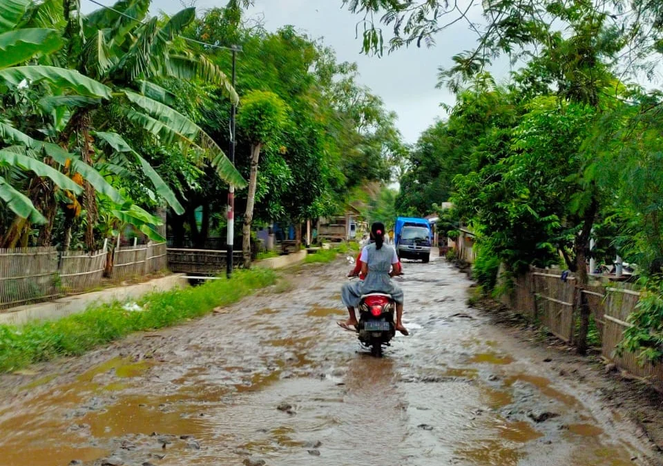 Pelabuhan Patimban Berdiri Megah, Tapi Jalan Disekitarnya Rusak Parah Pelabuhan Patimban Berdiri Megah, Tapi Jalan Disekitarnya Rusak Parah