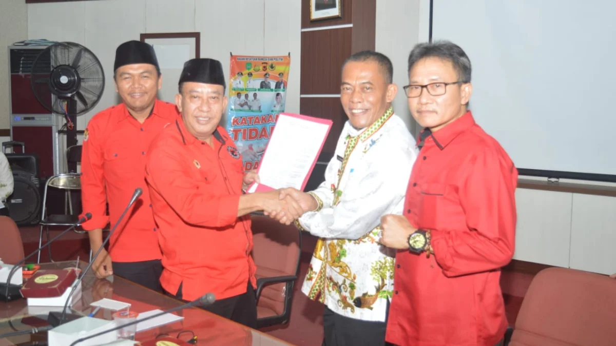 Ruhimat Akhirnya Memilih Banteng, Menjabat Ketua Dewan Pertimbangan DPC PDIP Subang Ruhimat Akhirnya Memilih Banteng, Menjabat Ketua Dewan Pertimbangan DPC PDIP Subang