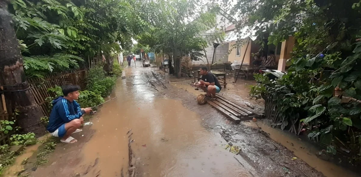 10 Tahun Tak Diperbaiki, Akses Jalan Ekonomi Rusak Parah Desa Telukbango Kecamatan Batujaya