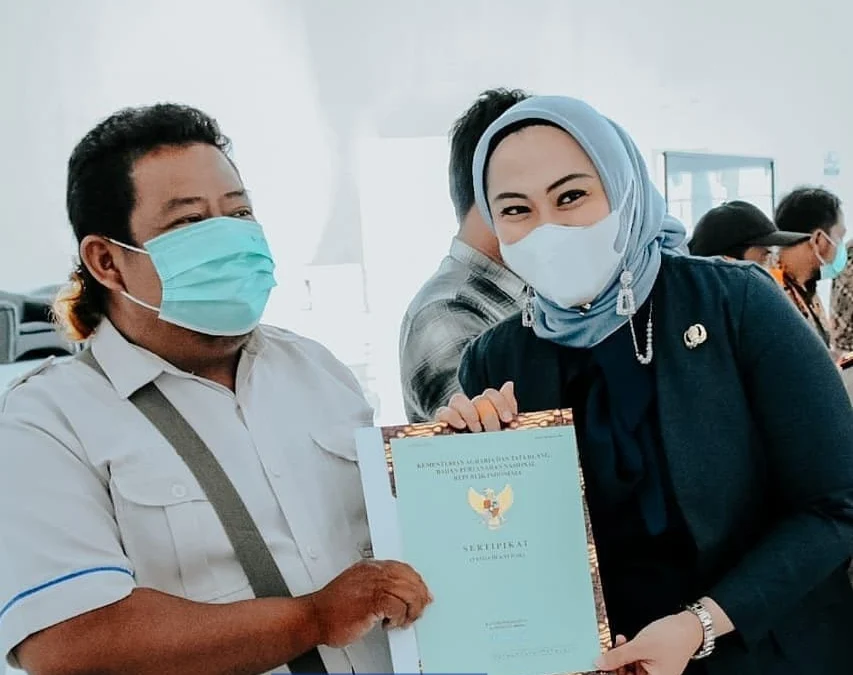 USEP SAEPULOH/PASUNDAN EKSPRES SERAHKAN SERTIFIKAT: Bupati Karawang, Cellica Nurrachadiana menyerahkan sertifikat kepada perwakilan warga.