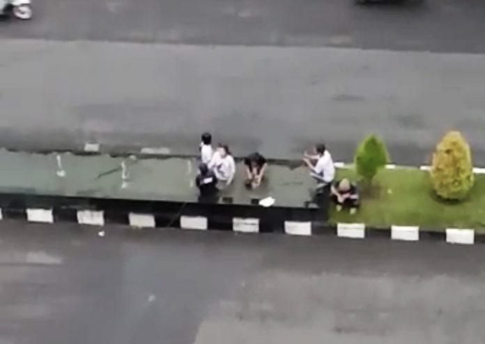 Dikecam, Demi Konten Tiga Pemuda Mandi di Tengah Jalan Kota Tasikmalaya
