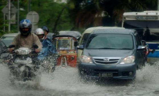 Tips Aman Berkendara Menerobos Jalur Banjir