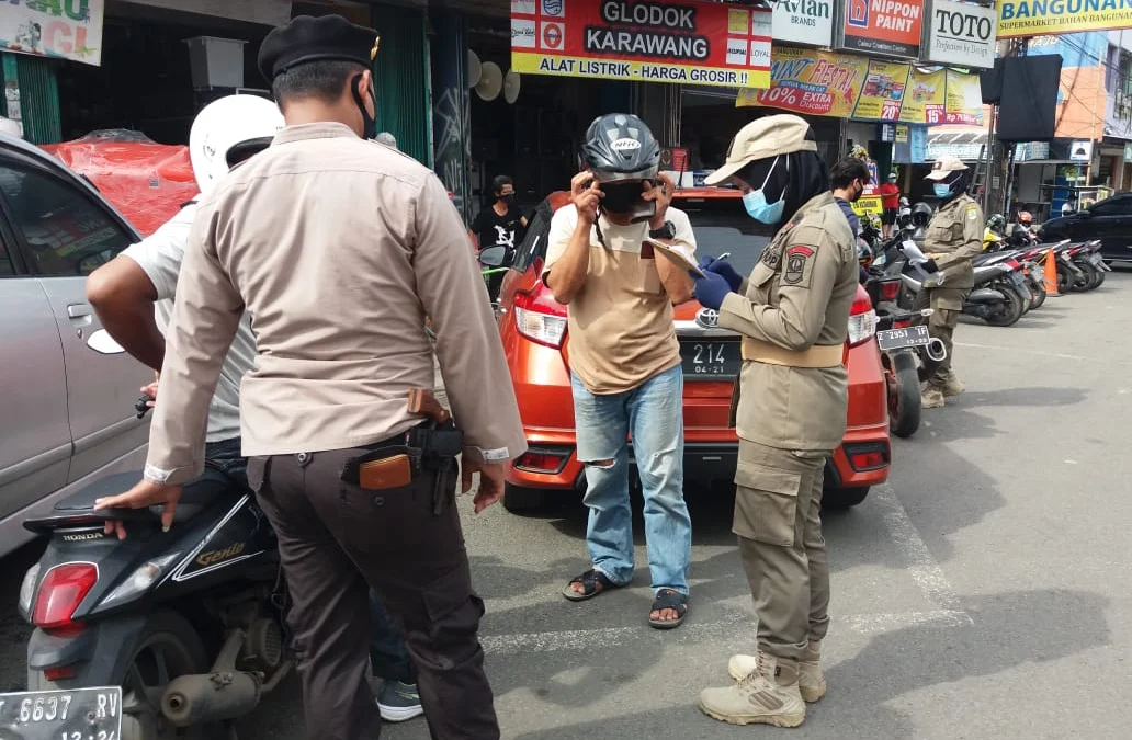 Pelanggar Prokes di Karawang Dihukum Push Up Pelanggar Prokes di Karawang Dihukum Push Up