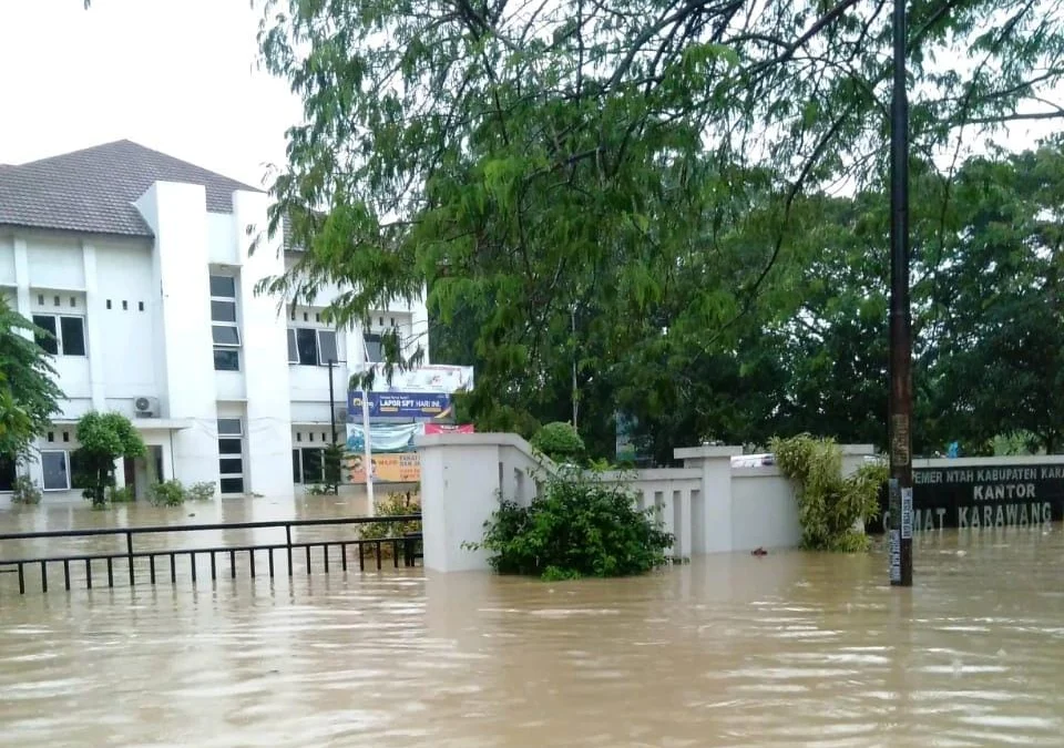 Kantor Terendam Banjir, ASN Sibuk Amankan Berkas Penting