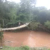 Roboh Diterjang Banjir, Jembatan Gantung Angsana Desa Mekarwangi Dibangun Kembali
