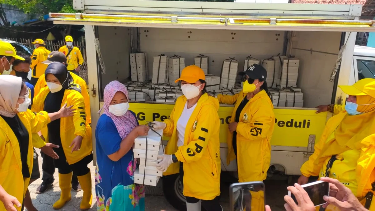 Elita dan Istri Ketum Golkar Salurkan Bantuan untuk Korban Banjir Pamanukan