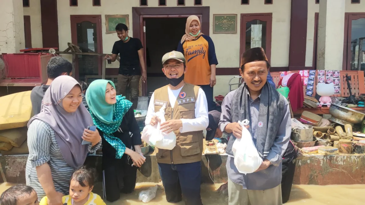 Datangi Pesantren Terkena Banjir, Legislator PKB Terobos Lokasi Terisolir dan Serahkan Bantuan Rp250 Juta