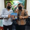 Ketua Koperasi SMR Joi Kahar Borong Buku Dr Aqua Dwipayana  